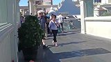 草人恶作剧，男子伪装成草人恶搞路人，路人非常惊讶