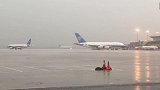 广州现暴雨强雷电天气：机场取消104个航班