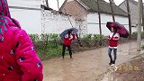 童年短剧：虎妹和小伙伴在雨中玩耍，结果被妈妈教训一顿，太逗了