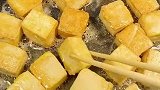 今天吃茄汁豆腐，每块豆腐煎至焦黄，香气十足