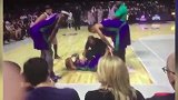 篮球-17年-痛苦难忍!白巧克力征战BIG3右腿不慎受伤倒地-新闻