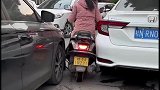 这一幕把人看呆，一下子被两辆车卡住