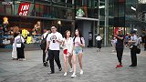 三里屯街拍，其实这样的身材才是刚刚好，T恤配上热裤清凉又火辣
