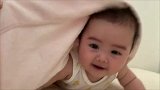 妈妈和小宝宝躲猫猫，掀开宝宝的被子后，宝宝的笑声把心都萌化！