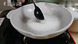 气球的创意吃法：气球糖碗！扎破气球才能吃嘴里，里面盛满了糖果