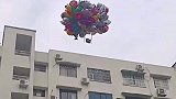 卖气球爷爷的钱包被气球带飞，老人一路狂奔追赶