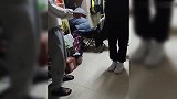大学生宿舍试穿新鞋，室友疯狂输出吉利话：没见过给鞋“开光”的