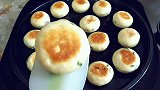 葱花鸡蛋饼这样做，蓬松暄软，一口一个，挑食的孩子也爱吃
