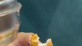 爸爸仔细剥虾给女儿吃，结果转眼就被扔掉了