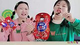 美食拆箱：可乐棒棒糖遇上跳跳糖，摇头晃脑好刺激超逗