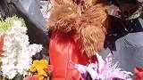 路人向表演猴索要零食，小朋友大方拿出私藏货