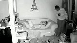 女子躺沙发上睡觉，陌生男子突然闯入，监控拍下绝望秒！