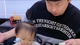 爸爸给两岁萌宝夹菜吃被嫌弃太臭，给你个眼神自己体会