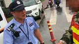 浙江杭州：环卫工被剧毒黑蛇咬伤，民警一路鸣笛开道送医