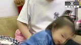 暖宝玩手机，被暖爸训了，看暖宝怎么对付老爸的，好可爱，搞笑