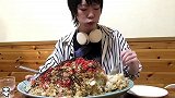 美食视频日本耳机小哥吃超大盘子盖饭，普通人能吃一天