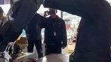 涠洲岛一海鲜商户塑料袋掺水增重，被监管部门现场查处