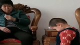 奶奶一批评孙子，他就变成了这样，连奶奶都忍不住笑了