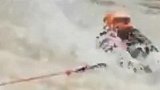 广东韶关：消防员用绳索横渡洪水搭建生命通道