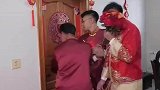 两伴郎合力，将新娘的房门撞开