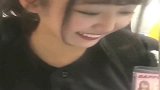 日本女生卖啤酒，背着十多斤的啤酒箱来回穿梭，工作确实很辛苦！