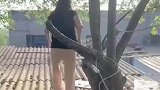 女子在屋顶摘果子，下一秒人不见了