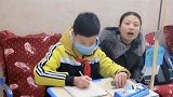 未成年人的不容易！初中男生边打吊针边写作业：不写就完不成