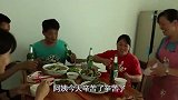 胖妹卖瓜尝到甜头，人吃饭庆祝，老公大洋脸都喝红了
