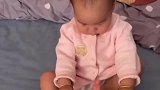 1岁半宝宝醒来自己穿衣服