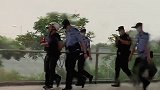 男子高铁站突然跳下站台造成多列车晚点 被警方控制