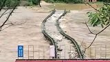 陕西突降暴雨河水暴涨 桥梁承受不住瞬间垮塌 目击者惊呼：倒了