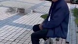 男生休假回家姥爷没认出，装路人让姥爷帮指路