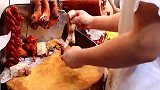 港式烧腊店的双拼烧腊真的经典，挑一份油纸一包就可以带回家品尝
