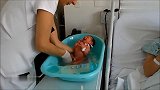 护士直接在产妇床前示范新生儿洗澡过程，新手爸妈看完立马学起来