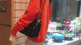 感觉小姐姐这件橘色毛衣很亮眼，不过里面的破洞T恤更洋气