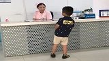 儿子看人家护士漂亮，就成了这个模样，以后不知要招惹多少姑娘