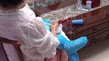妈妈给狗子缝玩具的搞笑操作，狗子期待的在一边看着！