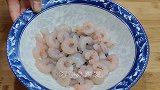 虾仁蒸蛋有绝招，教你饭店不外传的秘诀，无蜂窝嫩滑不腥，补钙好