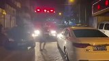 小车乱停堵塞消防通道群众合力将其掀翻