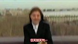 女记者直播时话筒被狗抢，小奶狗：给我也讲两句