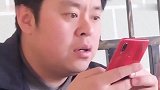你看着我们干嘛啊，我们手机都没电了，赶紧结账吧