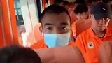 泰山队出征上海 瓦科在车上与队友合拍玩上了特技