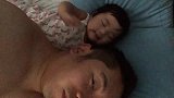 小宝宝和爸爸一起睡，不知道梦见啥，啪啪打爸爸脸，憋不住笑了