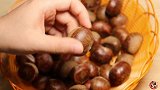 板栗去壳原来这么简单，几分钟就剥一大盘，颗粒完整，简单又快速