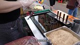 小伙把馅饼剪开塞上蛋，伪装三明治一个卖8块，食客吃2份嫌不够