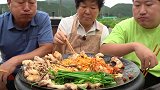 韩国一家三口吃烤肉，看他们吃东西莫名的有食欲