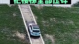 车主开越野车走人行道越野非常不应该