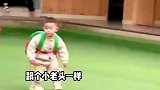 幼儿园小朋友放学被书包压垮