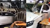 四川德阳一小车撞车后冲入小吃店 3人受伤现场一片狼藉