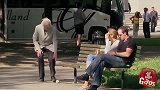 国外恶搞：为了块石头争执半天，结果看到最后路人还是没忍住！